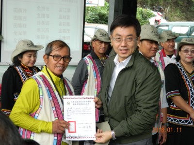 林務局局長林華慶頒發證書給通過解說認證考核之人員