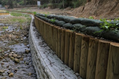 低水流路工於設計水深高度為混凝土構造物，出水高為木構造，搭配客土袋邊坡收邊，兼具安全，景觀及生態等目標。
