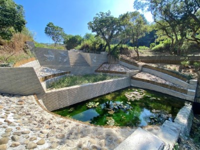 既有壩修復後，下游設兩處靜水池，平常可蓄積伏流水，營造水域生態環境，有土砂災害時可予以消能，保護防砂壩基礎安全。