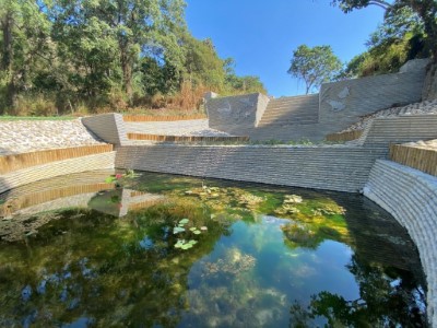 舊有防砂壩基礎淘空，予以修復，並設計當地物種圖騰造型美化壩體。