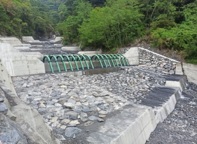 塊石營造消能階梯，可減緩流速，並提供增加水域面積