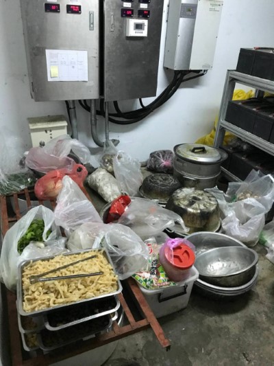天池廚房將食材堆於蓄電機室